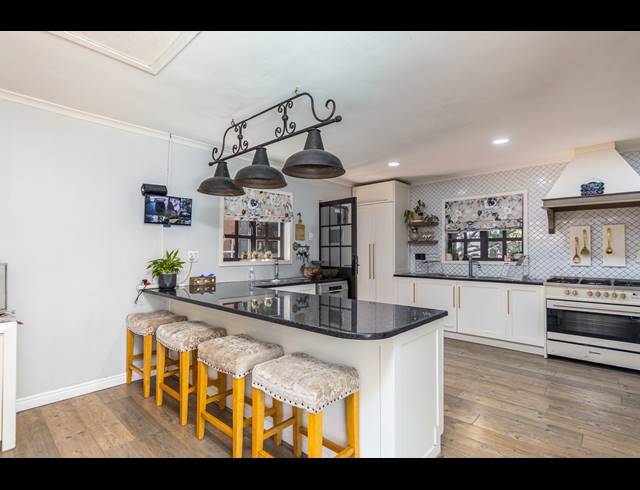 6 BEDROOM FREEHOLD FOR SALE IN FLAMINGO VLEI
